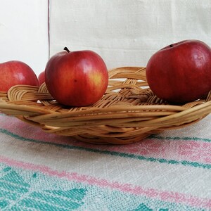 Vintage Wicker Bread Plate: Rustic Farmhouse Kitchen Tray