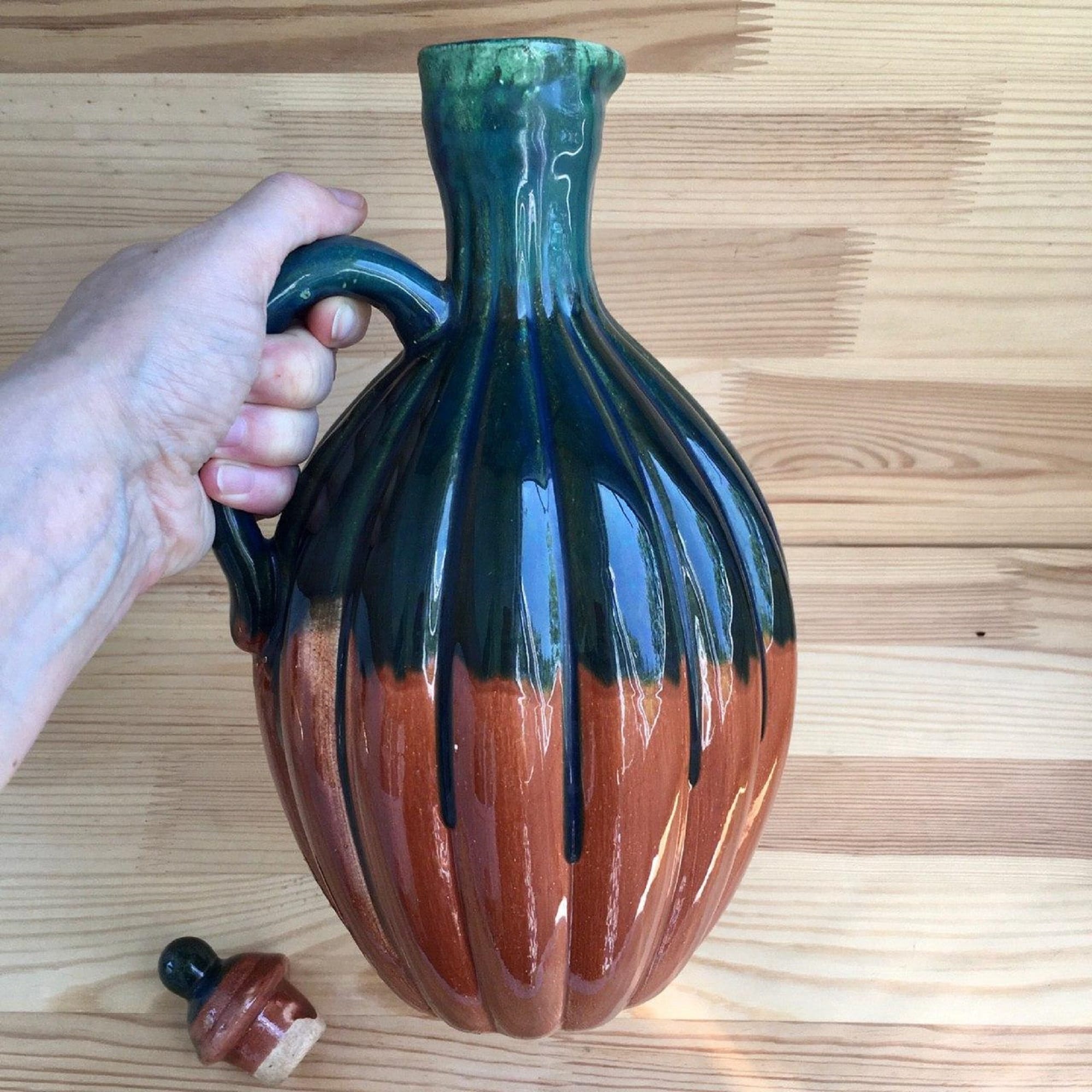 ヴィンテージの釉薬をかけた蓋付き陶器製ピッチャー - 緑と茶色のリブ