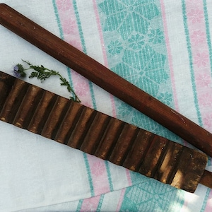 Planche et bâton à repasser en bois antique : décoration de ferme rustique
