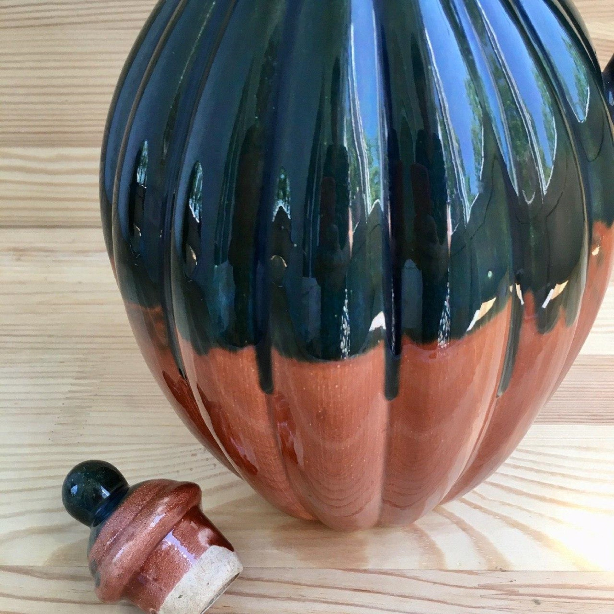 ヴィンテージの釉薬をかけた蓋付き陶器製ピッチャー - 緑と茶色のリブ