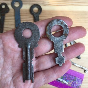 Vintage loperset van 14: antieke ijzeren sleutels voor rustiek decor