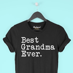 Puede incluir: Camiseta negra con texto blanco que dice "Best Grandma Ever."