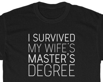 Sobreviví a la maestría de mi esposa. Camiseta para hombre. Regalo divertido para la graduación del esposo.