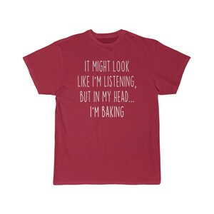 K&ouml;nnte beinhalten: Rotes T-Shirt mit wei&szlig;em Text, der lautet: "It might look like I'm listening, but in my head... I'm baking."