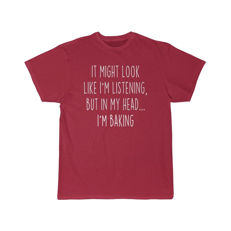 K&ouml;nnte beinhalten: Rotes T-Shirt mit wei&szlig;em Text, der lautet: "It might look like I'm listening, but in my head... I'm baking."