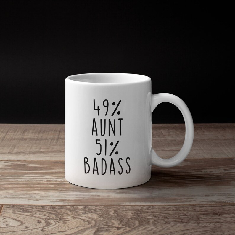 Puede incluir: Taza de cer&aacute;mica blanca con texto negro que dice "49% T&iacute;a 51% Badass".
