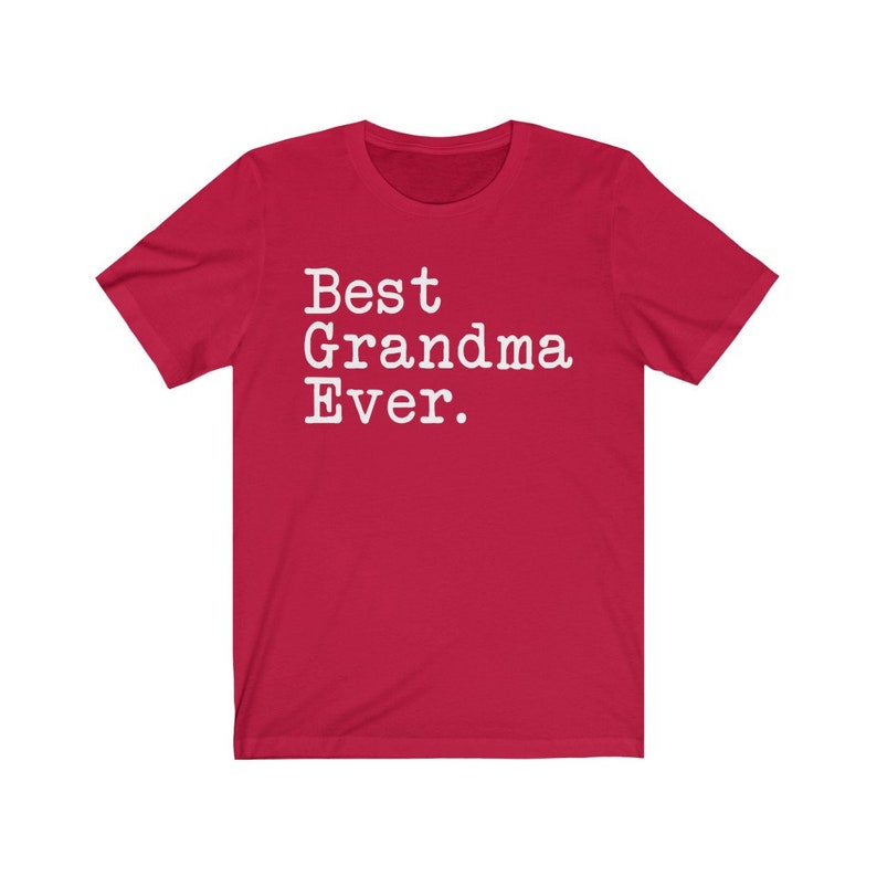 Puede incluir: Camiseta roja de manga corta con texto blanco que dice "Best Grandma Ever."