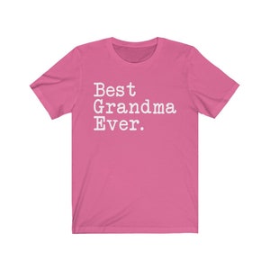 Puede incluir: Camiseta rosa con el texto "Best Grandma Ever." en blanco.