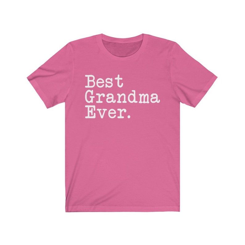 Puede incluir: Camiseta rosa con el texto "Best Grandma Ever." en blanco.