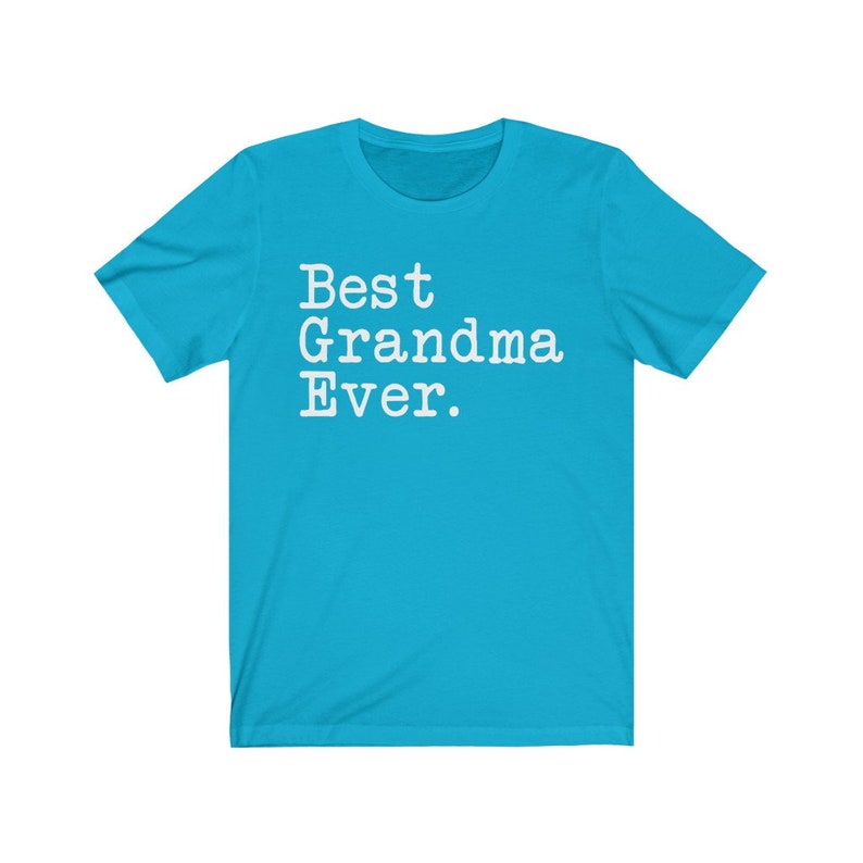 Puede incluir: Una camiseta azul turquesa con el texto "Best Grandma Ever." impreso en blanco.