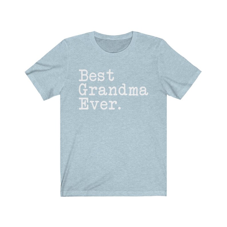 Puede incluir: Una camiseta azul claro con el texto "Best Grandma Ever." impreso en blanco.