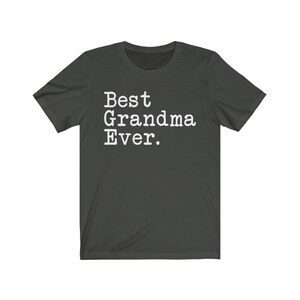 Puede incluir: Camiseta gris oscuro con texto blanco que dice "Best Grandma Ever."