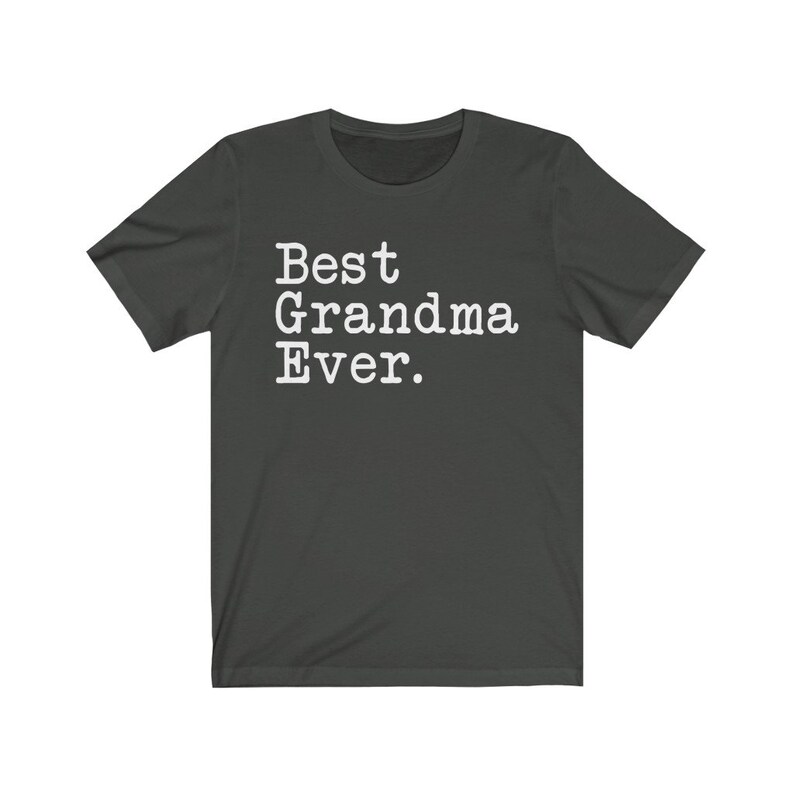 Puede incluir: Camiseta gris oscuro con texto blanco que dice "Best Grandma Ever."