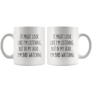 Puede incluir: Dos tazas de caf&eacute; blancas con texto negro que dice "It might look like I'm listening, but in my head... I'm bird watching".