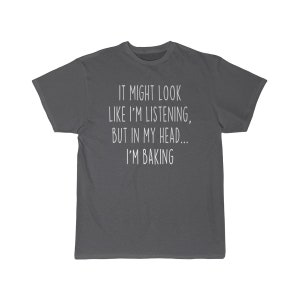 K&ouml;nnte beinhalten: Dunkelgraues T-Shirt mit wei&szlig;em Text, der lautet "It might look like I'm listening, but in my head... I'm baking."