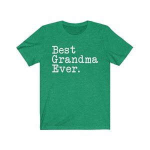Puede incluir: Camiseta verde con texto blanco que dice "Best Grandma Ever."