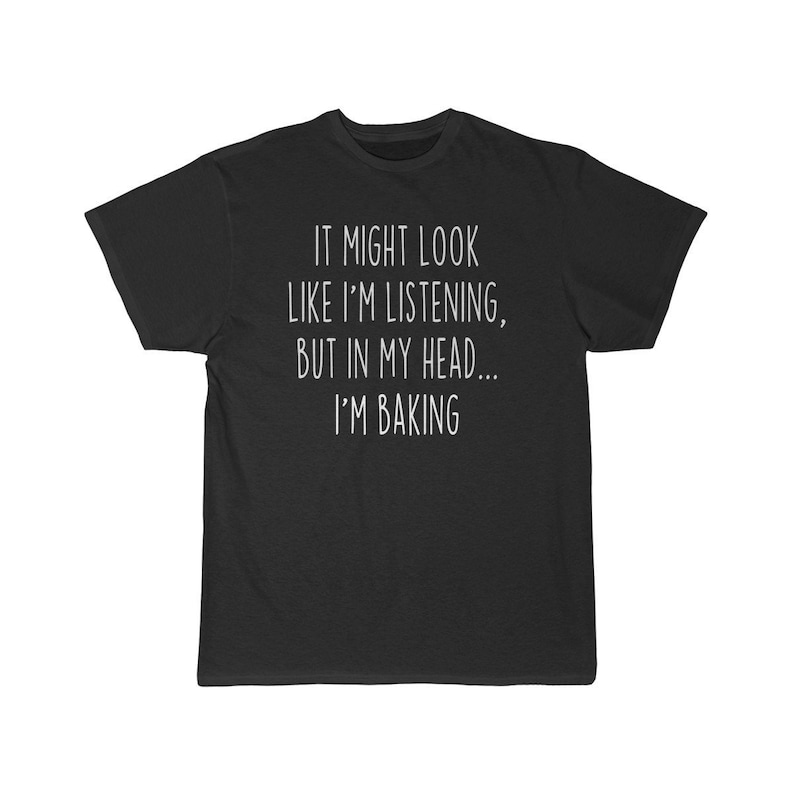 K&ouml;nnte beinhalten: Schwarzes T-Shirt mit wei&szlig;em Text, der lautet: "Es mag aussehen, als w&uuml;rde ich zuh&ouml;ren, aber in meinem Kopf... backe ich."