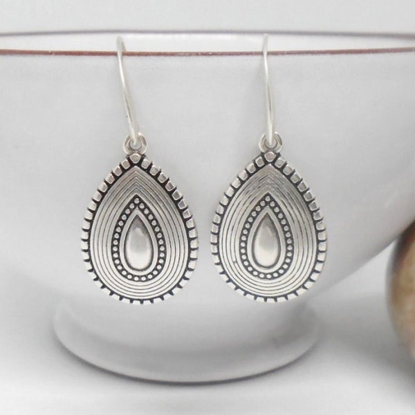 Pendientes de lágrima de plata antigua, pendientes colgantes boho de plata, pendientes de dama de honor, pendientes minimalistas regalo de joyería boho moderno para ella