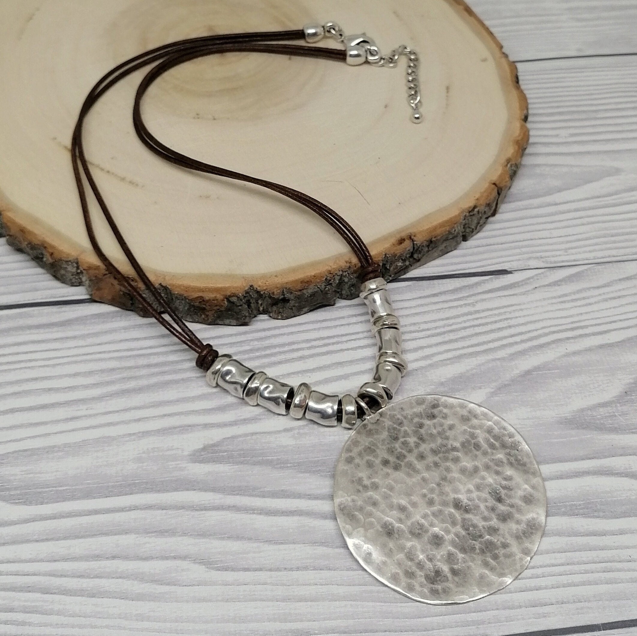 ボヘミアンオーバルまたはラウンドエスニックハンマーイヤリング 女性用　並行輸入品 ゴールド トライバル ハンマー ペンダント ネックレス、エスニック