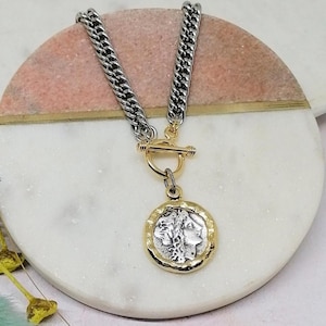 Collier Athena en mélange de métaux : pendentif pièce de monnaie grecque en argent et or, superposition de bijoux