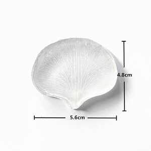 Peut inclure: Un pétale de fleur en plastique blanc mesurant 5,6 cm de large et 4,8 cm de haut.