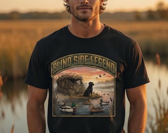 -shirt Blind Side Legend avec scène de chasse au canard | Chien labrador retriever, canard aveugle, marais, laboratoire noir