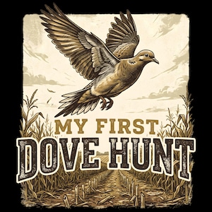 Peut inclure: Une illustration graphique représentant une colombe brune en plein vol au-dessus d'un champ de maïs récolté. Le texte MY FIRST DOVE HUNT est imprimé en grandes lettres brunes foncées et grasses au centre. Palette de tons beige, brun et crème.