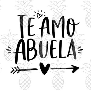 Op de afbeelding: Zwart-witte afbeelding met de tekst "Te Amo Abuela" met een hart en een pijl eronder. De tekst is in handschrift.