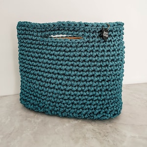 Bolso de mano de crochet con asa superior en azul verdoso, bolso de mano de macramé, bolso vegano azul hecho a mano, forrado con bolsillo interior con cremallera, cierre a presión