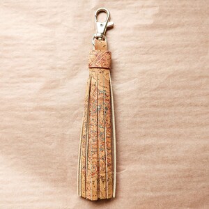 Borla de cuero de corcho de 6" / Encanto de bolso vegano / Clips de borla hechos a mano en bolso o bolso / Llavero ecológico / Encanto de bolso de cuero de corcho