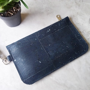 Bolso de mano de piel de corcho / Cartera de mano azul pequeña / Monedero de corcho con cremallera / Monedero con cremallera y correa para la muñeca / Bolso de mano de corcho azul marino / Monedero pequeño