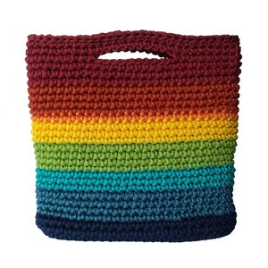 Pu&ograve; includere: Una borsa tote in crochet a righe arcobaleno con la parte superiore bordeaux e la parte inferiore blu scuro.