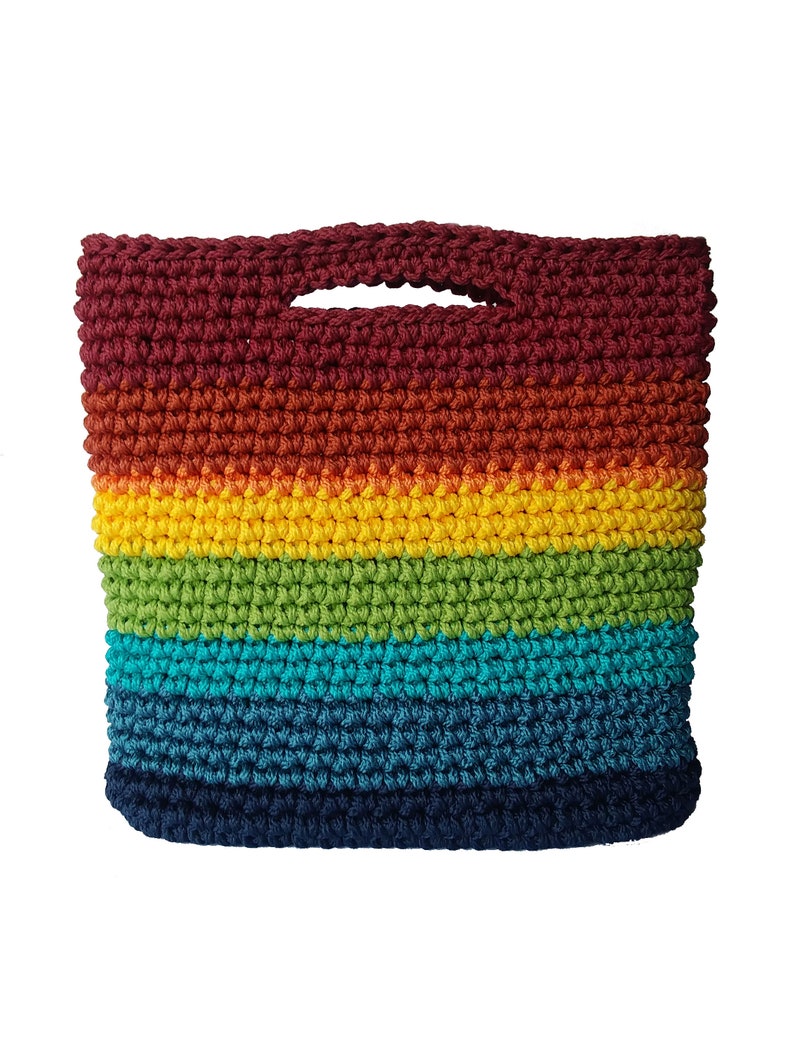Pu&ograve; includere: Una borsa tote in crochet a righe arcobaleno con la parte superiore bordeaux e la parte inferiore blu scuro.