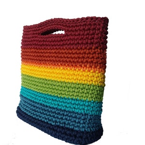 Pu&ograve; includere: Una borsa a mano in crochet dai colori dell'arcobaleno con la parte superiore bordeaux e quella inferiore blu navy. La borsa ha un'unica maniglia.