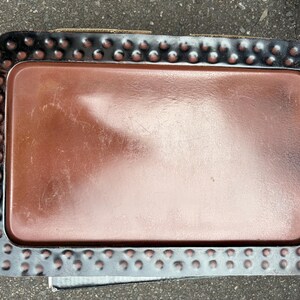 Bandeja rectangular grande de metal martillado color cobre/negro con asas.