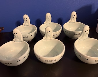 Cuencos de cerámica de Halloween con simpáticas figuritas de fantasmas asomándose por el borde.