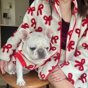 Bijpassende rode vlinderstrik van fleece bijpassend jack voor kat, hond en baasje, kerstfeest feestelijke sherpa-set met ritssluiting
