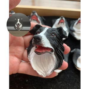Puede incluir: Una figurita de perro border collie negro y blanco con pecho blanco y nariz negra. La figurita está hecha de un material liso y pintado y tiene un aspecto realista.
