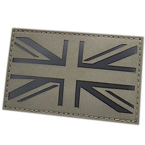 Peut inclure: Un patch en tissu vert avec un motif de drapeau Union Jack brodé en noir. Le patch a une bordure cousue.