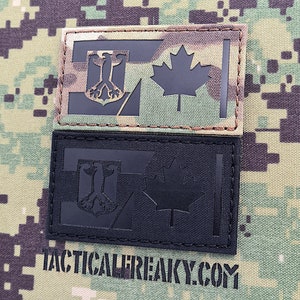 Pode incluir: Dois patches bordados em preto e branco com a bandeira canadiana e o brasão de armas da Alemanha. Os patches estão sobre um fundo de camuflagem.