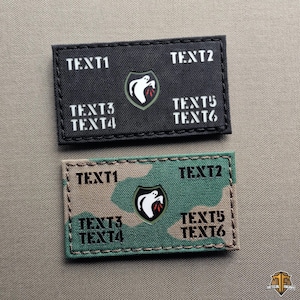 Könnte beinhalten: Zwei rechteckige Aufnäher. Einer ist schwarz mit weißem Text und einem Schildlogo. Der andere ist Camouflage mit demselben Logo und Text. Der Text lautet "TEXT1", "TEXT2", "TEXT3", "TEXT4", "TEXT5" und "TEXT6".