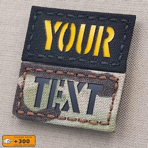 Op de afbeelding: Twee aangepaste patches boven elkaar. De bovenste patch is zwart met het woord "YOUR" in geel. De onderste patch is camouflage met het woord "TEXT" in zwart. De afbeelding bevat ook een afbeelding met de tekst "CHOOSE FROM +300 COLOR OPTIONS".