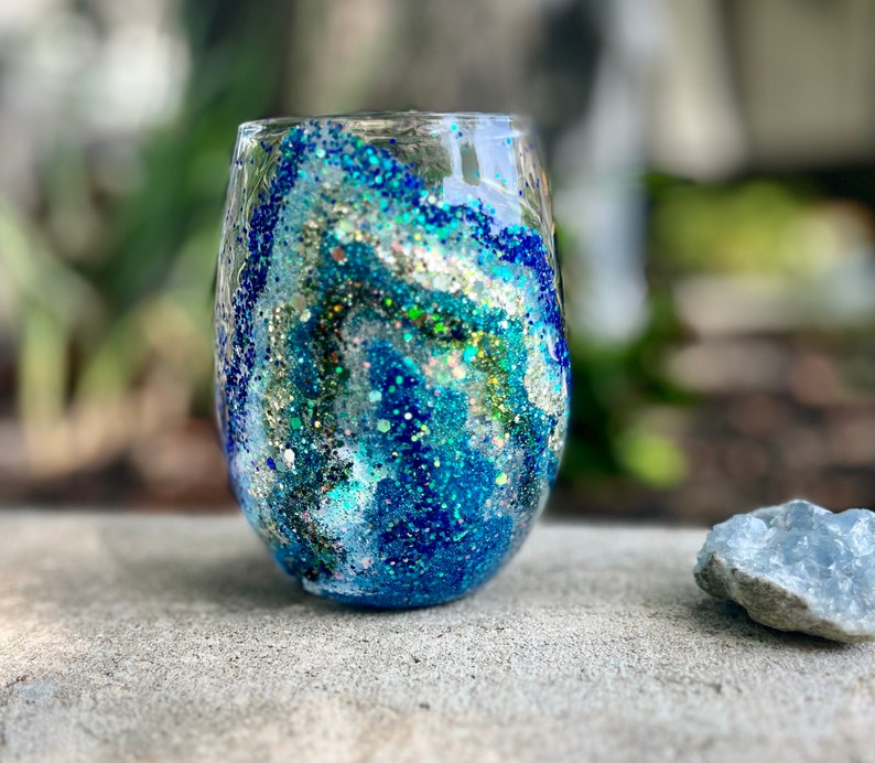 Bicchiere da vino senza stelo in geode verde acqua immagine 3