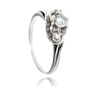 Estate 18KT White Gold 3-Stone Diamond Ring with Swirl.