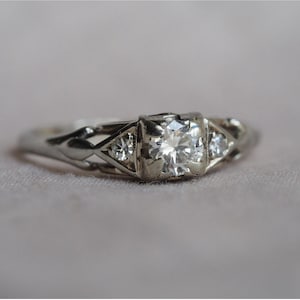 Estate Vintage 18K White Gold Diamond Engagement Ring.