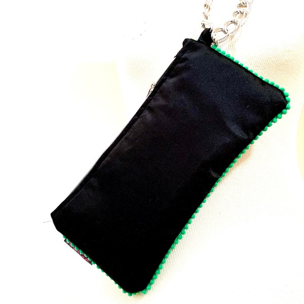 Pochette satin et galon vert