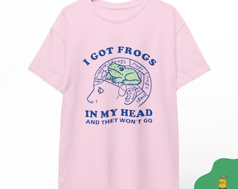Camiseta gráfica con cita divertida "Ranas en mi cabeza"