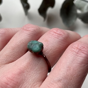 Raw emerald copper ring | May birthstone ring | Natural crystal ring | Rough emerald ring | Handmade organic jewelry | Unique piece
