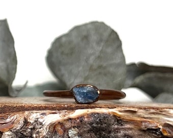 Dainty raw sapphire copper ring | September birthstone ring | Unique raw natural crystal ring | Handmade organic jewelry