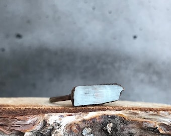 Anillo de aguamarina en bruto con cobre electroformado / Piedra natal de marzo